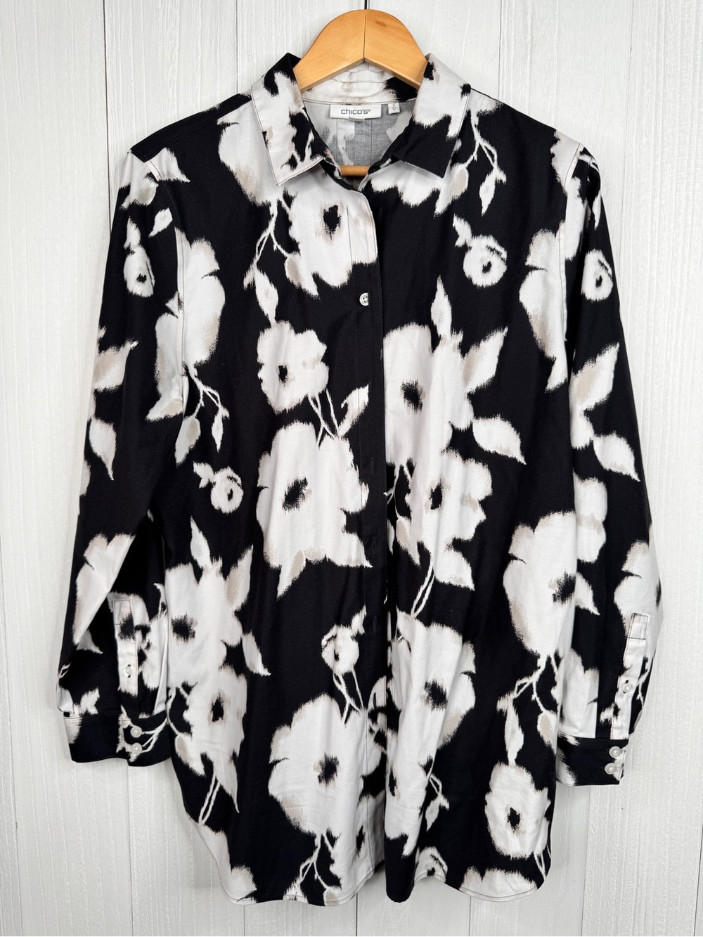 Chicos Black White Abstract Floral Button Up Long Sleeve Blouse Shirt Size 12